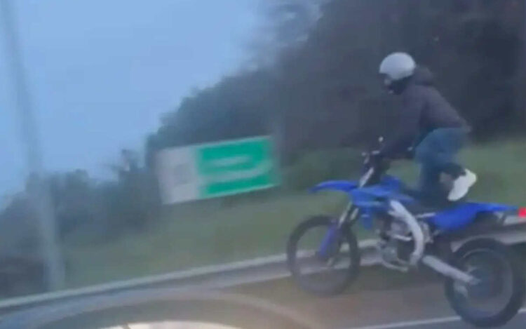 Catania, la folle sfida sulla Tangenziale: in piedi sulla moto impennando