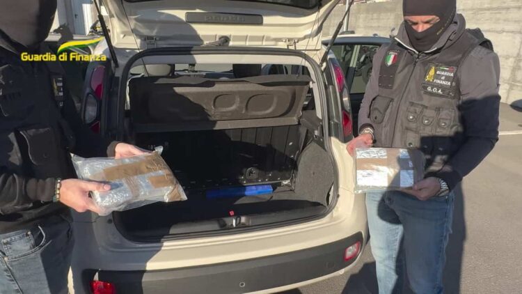 Catania, arrestato con 2,5 kg di cocaina in auto