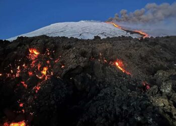 Etna eruzione, appello: rispettate la distanza di sicurezza di 300-500 metri dalla colata lavica