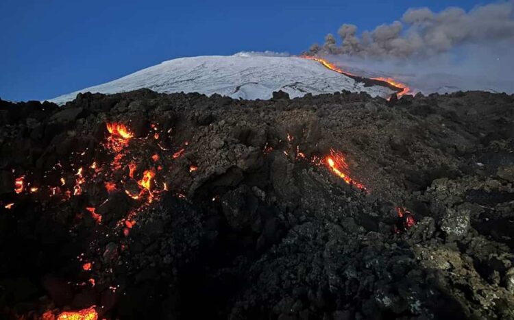 Etna eruzione, appello: rispettate la distanza di sicurezza di 300-500 metri dalla colata lavica