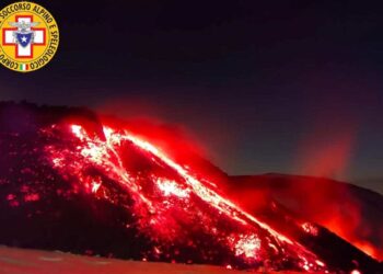 Etna: intense esplosioni al Sudest, colate e nube eruttiva