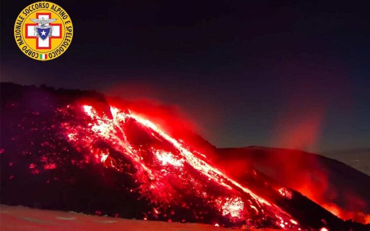 Etna: intense esplosioni al Sudest, colate e nube eruttiva