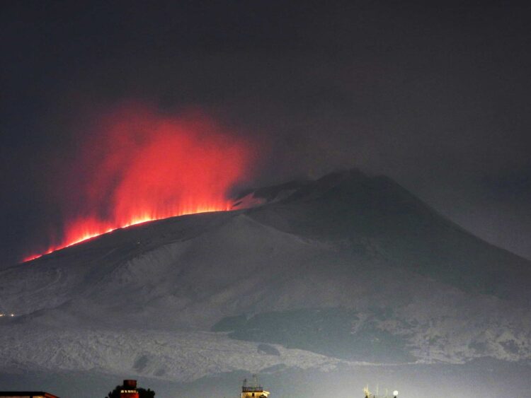Etna, attività stromboliana e tremore vulcanico