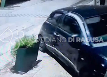 Furto con spaccata in gioielleria a Comiso, arrestato uno dei due ladri: è un 27enne