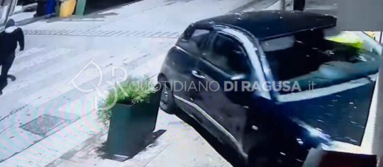 Furto con spaccata in gioielleria a Comiso, arrestato uno dei due ladri: è un 27enne