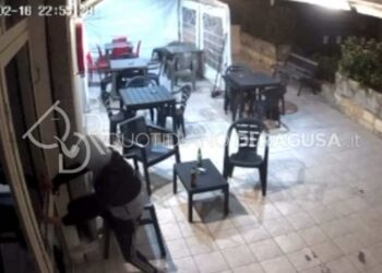 Modica, furto con spaccata in un bar: il ladro solitario colpisce ancora