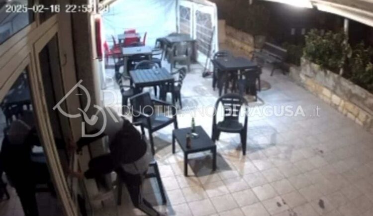 Modica, furto con spaccata in un bar: il ladro solitario colpisce ancora