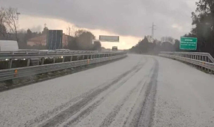 Maltempo in Sicilia, la grandine ricopre Acireale