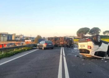 Brutto incidente sulla Ragusa - Catania: violento scontro tra una Jeep e un camion
