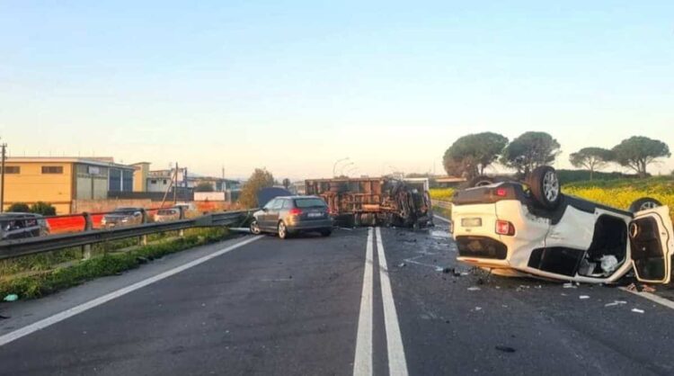 Brutto incidente sulla Ragusa - Catania: violento scontro tra una Jeep e un camion