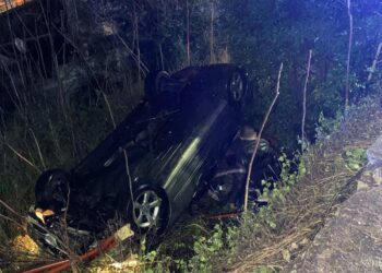 Modica, incidente in via Nazionale, auto vola giù nel burrone: strada chiusa