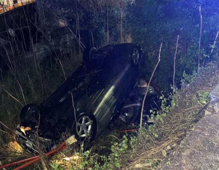 Modica, incidente in via Nazionale, auto vola giù nel burrone: strada chiusa