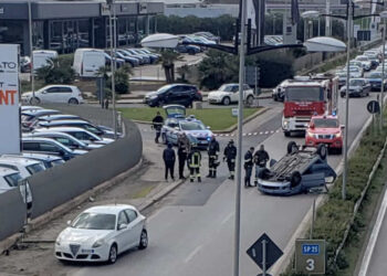 Incidente a Ragusa: auto si ribalta