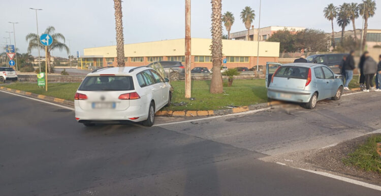 Incidente alla rotonda della Fontana della Pace a Vittoria: una donna ferita