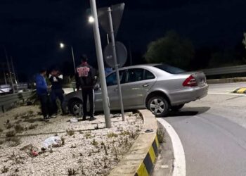 Incidente Vittoria, auto finisce sulla rotatoria