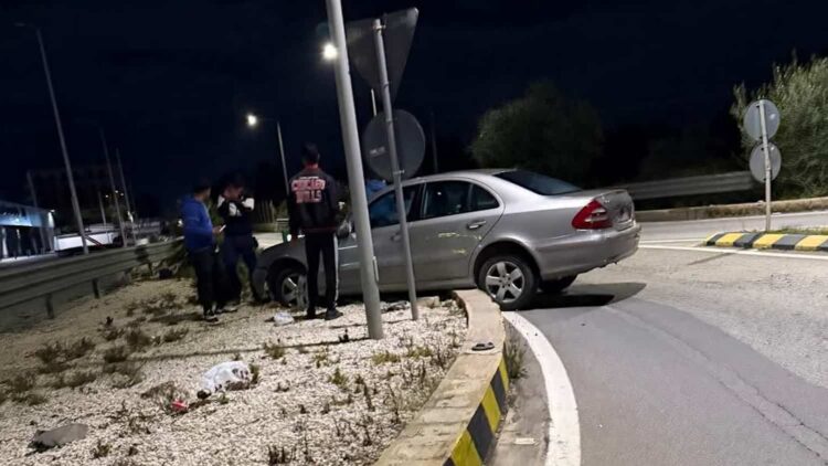 Incidente Vittoria, auto finisce sulla rotatoria