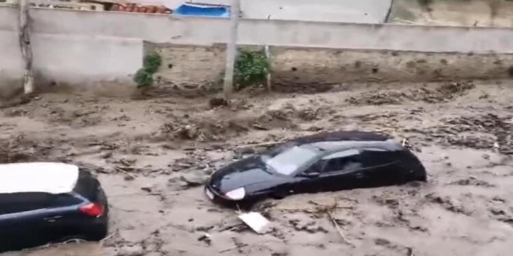 Messina sott'acqua: torrente Zafferia esonda, strade allagate e auto trascinate via