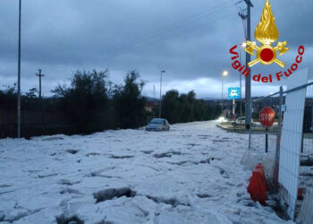 Maltempo in Sicilia, violento temporale a Catania: strade imbiancate da grandine