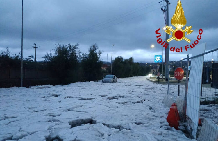 Maltempo in Sicilia, violento temporale a Catania: strade imbiancate da grandine