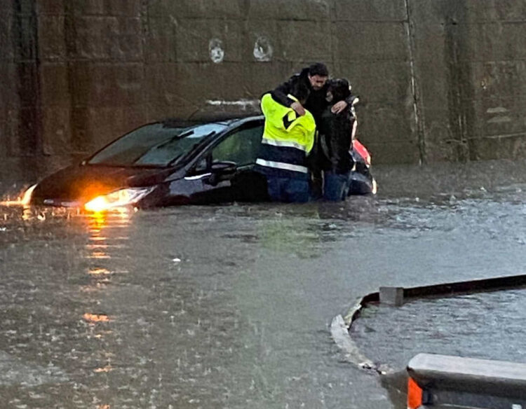 Maltempo in Sicilia, sindaco e assessore salvano automobilista intrappolato in auto