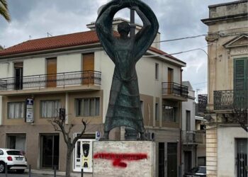 Ispica, imbrattò monumento: pagherà 20 mila euro a Prefettura