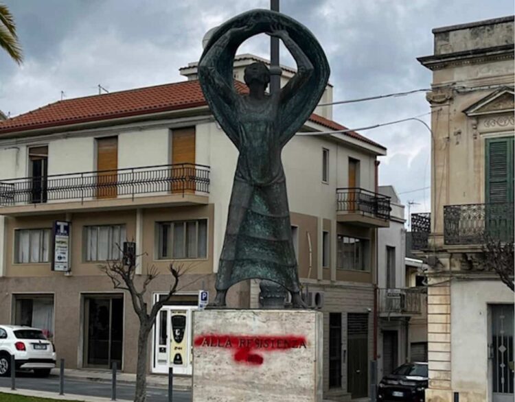 Ispica, imbrattò monumento: pagherà 20 mila euro a Prefettura
