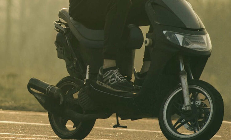 Stava fuggendo in sella ad un ciclomotore appena rubato a Ragusa: arrestato 22enne