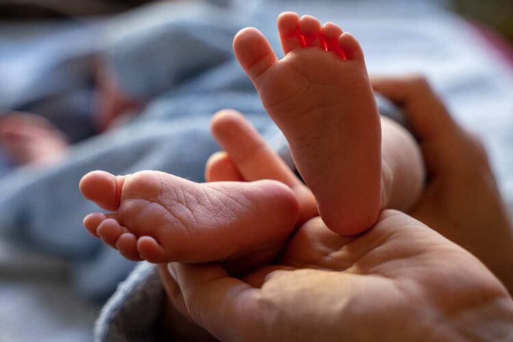 Vittoria, partorisce in auto mentre arriva al Pronto Soccorso: mamma e figlio stanno bene