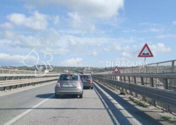 Traffico rallentato sulla Modica Ragusa, griglia danneggiata sul ponte Costano, 4 auto forano le gomme