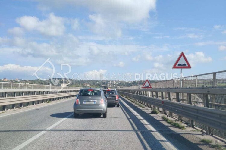 Traffico rallentato sulla Modica Ragusa, griglia danneggiata sul ponte Costano, 4 auto forano le gomme