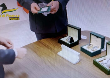 Palermo, sequestrati rolex, gioielli e denaro contante per oltre 220 mila euro a un cantante neomelodico