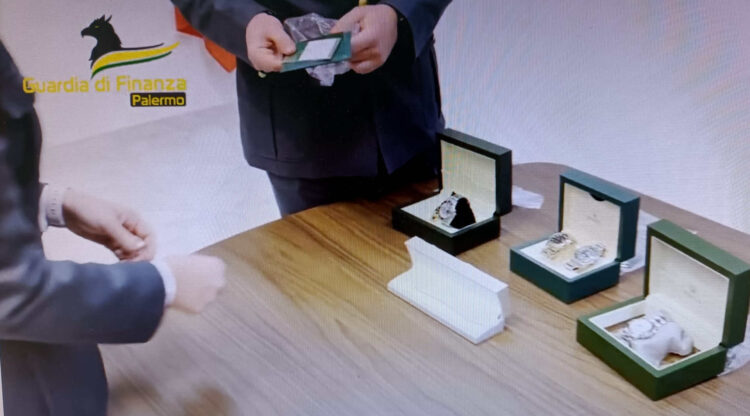 Palermo, sequestrati rolex, gioielli e denaro contante per oltre 220 mila euro a un cantante neomelodico