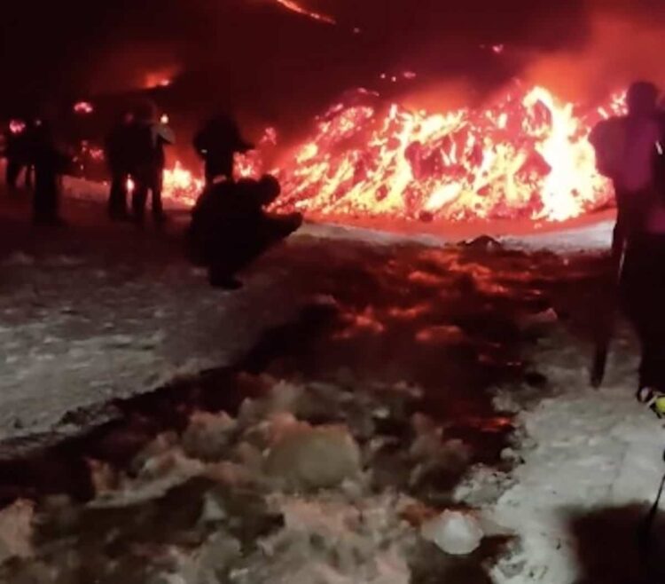 Etna, la lava incontra la neve: esplode un ruscello tumultuoso