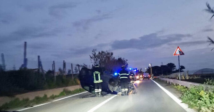 Incidente a Scoglitti, auto cappotta: un ferito