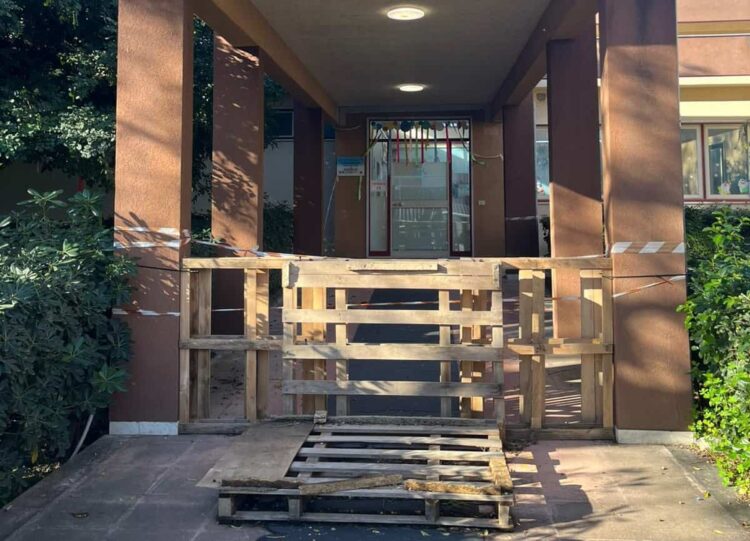 Scicli, disagi alla scuola Materna Don Milani: ingresso inagibile e cortile con erbacce