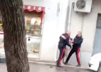 Scicli, uomo nudo in stato confusionale in via Colombo: intervengono i carabinieri