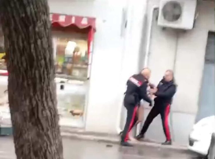 Scicli, uomo nudo in stato confusionale in via Colombo: intervengono i carabinieri