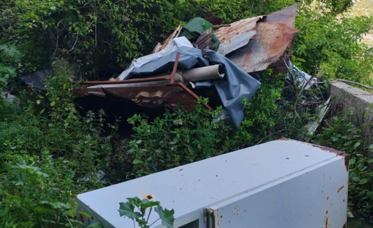 Ragusa, l'impareggiabile bellezza di via Molini deturpata dal degrado degli incivili