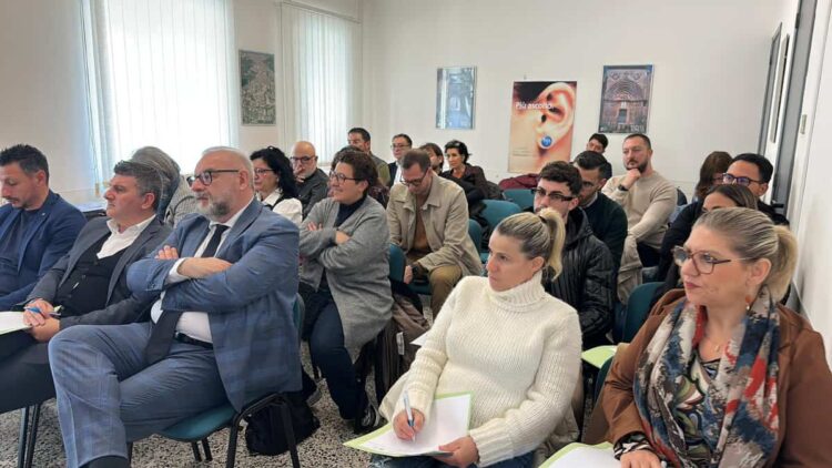 Gli strumenti di lavoro degli agenti immobiliari in un momento di formazione Fimaa Ragusa