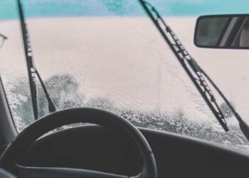 Modica, lite tra 2 automobilisti: grossa pietra sul parabrezza e palo stradale sradicato