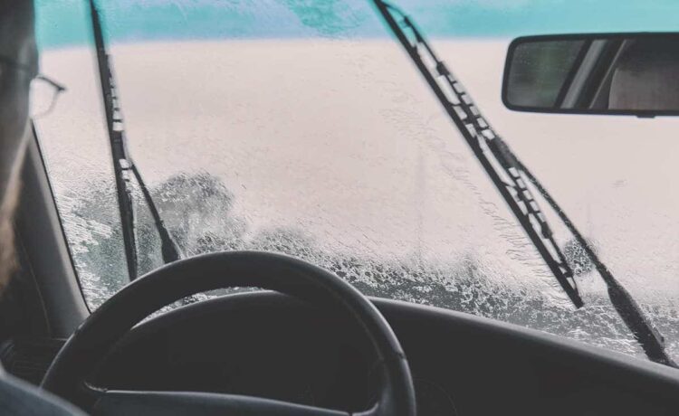 Modica, lite tra 2 automobilisti: grossa pietra sul parabrezza e palo stradale sradicato