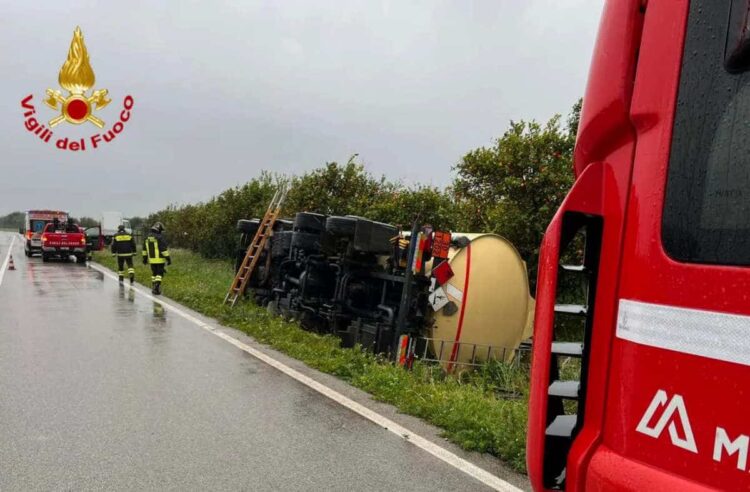 Incidente, autocisterna carica di gasolio si ribalta sulla Ss 192 a Paternò