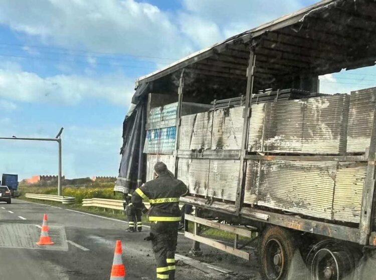 Camion in fiamme tra Gela e Piazza Armerina