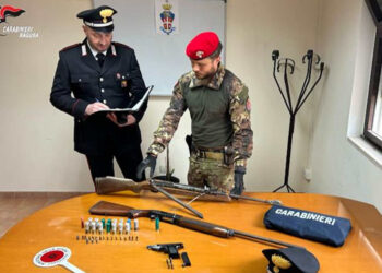 Vittoria: armi clandestine e ricettate nascoste in campagna, arrestato