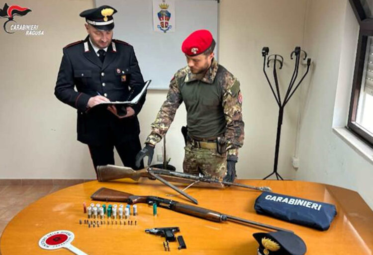 Vittoria: armi clandestine e ricettate nascoste in campagna, arrestato