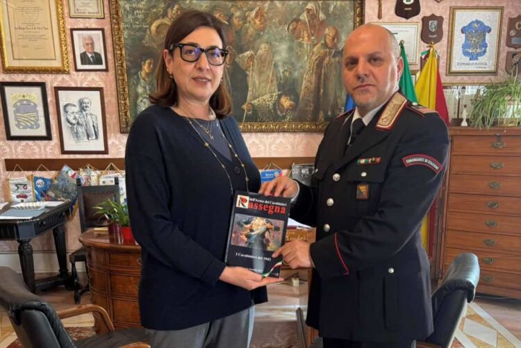 La rassegna dei carabinieri donata al sindaco di Modica