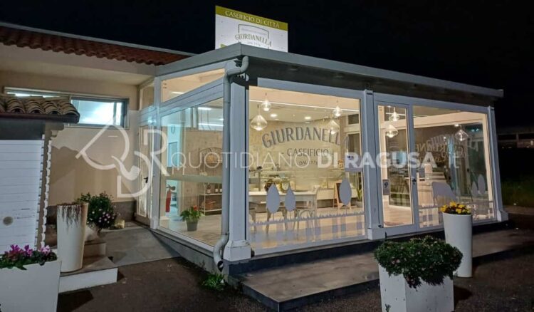 Furto con spaccata in un caseificio a Modica