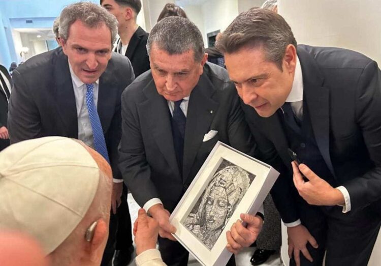 Da Chiaramonte Gulfi al Vaticano per donare un mosaico