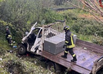 Furgone precipita nel vuoto dal viadotto sulla Messina Palermo: morto un 28enne