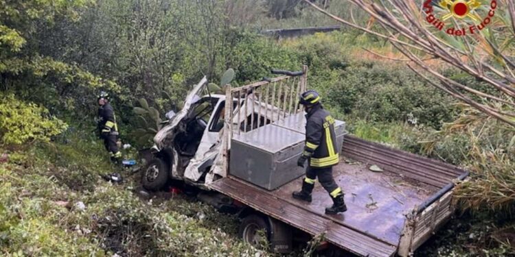 Furgone precipita nel vuoto dal viadotto sulla Messina Palermo: morto un 28enne